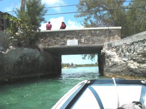 Onder het bruggetje naar Lake Victoria met de dinghysteiger