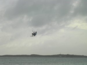 Brian hoog in de lucht met kitesurfen