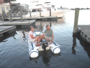 Met bijboot naar public dock in Georgetown