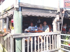 Gezellige borrel met Flying Swan in tentje aan boardwalk