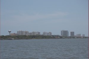 Hoge flats langs de Intracoastal Waterway