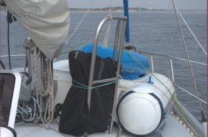 Ons voordek met bijboot, kayak en vouwfiets in tas