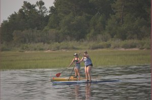 Nieuwe rage: staand peddelen op een grote surfplank