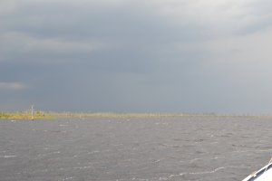 Voor anker met een dreigende lucht bij Tuckahoe Point
