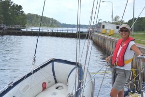 Met zwemvest in sluis in Virginia Cut
