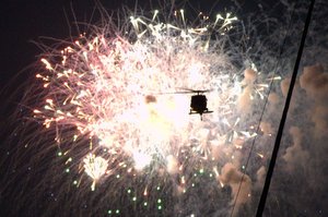 Vuurwerk, let op de beveiligings helicopter