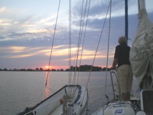 Ad kijkt naar ondergaande zon in Herring Creek