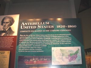 Borden vertellen bij monument Fort Slumter over de geschiedenis