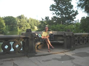 Dennis op bankje in Central Park