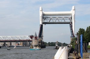 Bodyguard onder de spoorbrug te Dordrecht