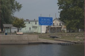 Bakboord naar Erie Canal rechrdoor naar Lake Champlain