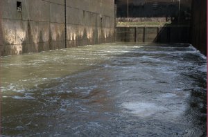 Kolkend water in de sluis