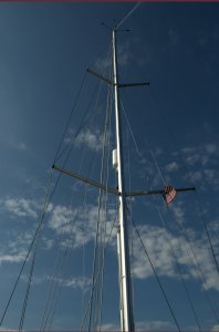 Mast staat weer fier overeind