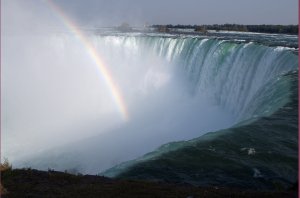 Prachtige regenboog bij horsshoe Falls