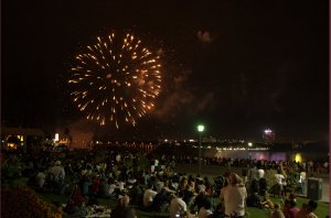 Vuurwerk met rechtsonder de verlichte watervallen