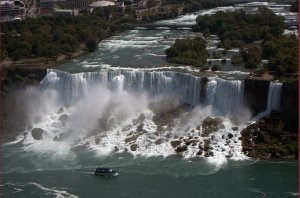 Maid of Mist voor American Falls vanaf Skylon Tower
