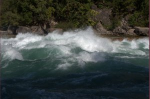 Wit water door de enorme stroom