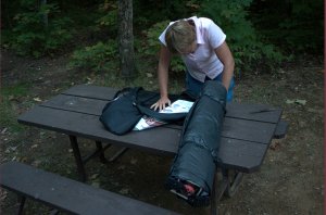 Ank leest gebruiksaanwijzing tent