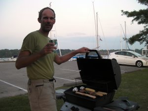 Dennis met een gemproviseerd glas bij de bbq